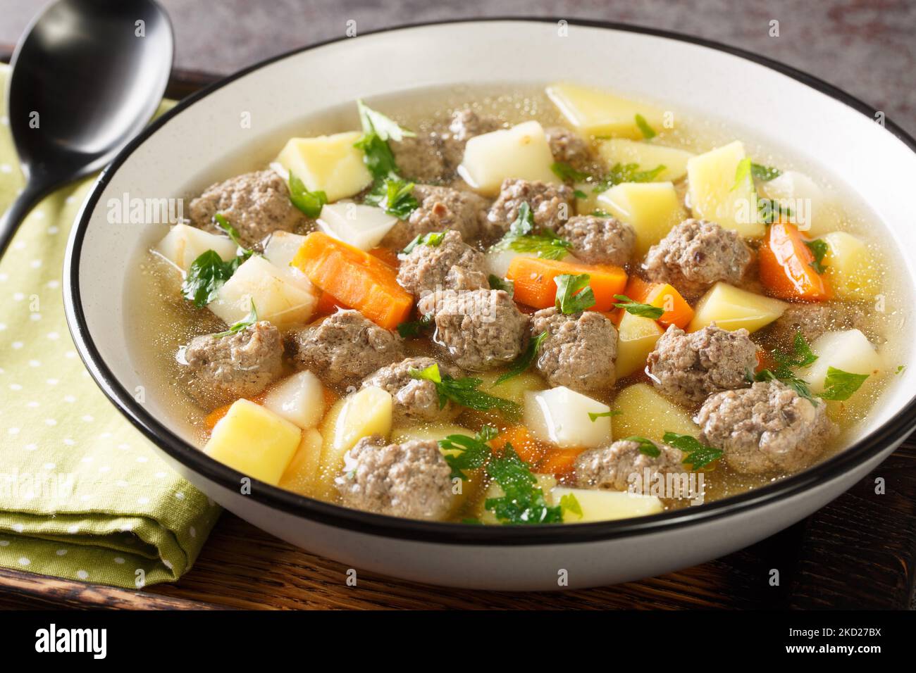 Soddisfacente sodd è piatto nazionale norvegese che di solito consiste di montone, polpette, carote, e patate servito in un chiaro, fragrante brodo primo piano i Foto Stock