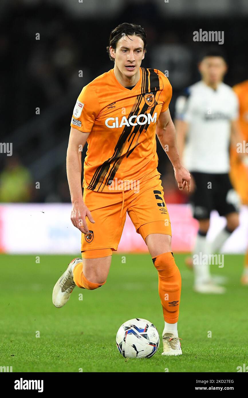 Alfie Jones di Hull City in azione durante la partita del campionato Sky Bet tra Derby County e Hull City al Pride Park, Derby, martedì 8th febbraio 2022. (Foto di Jon Hobley/MI News/NurPhoto) Foto Stock