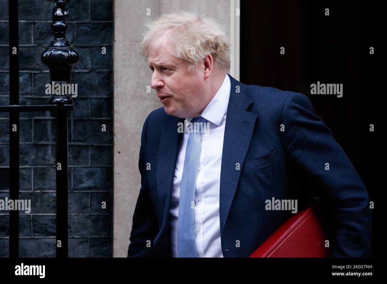 Il primo ministro britannico Boris Johnson lascia 10 Downing Street per la sua apparizione settimanale del primo ministro (PMQ) alla Camera dei Comuni a Londra, in Inghilterra, il 9 febbraio 2022. (Foto di David Cliff/NurPhoto) Foto Stock