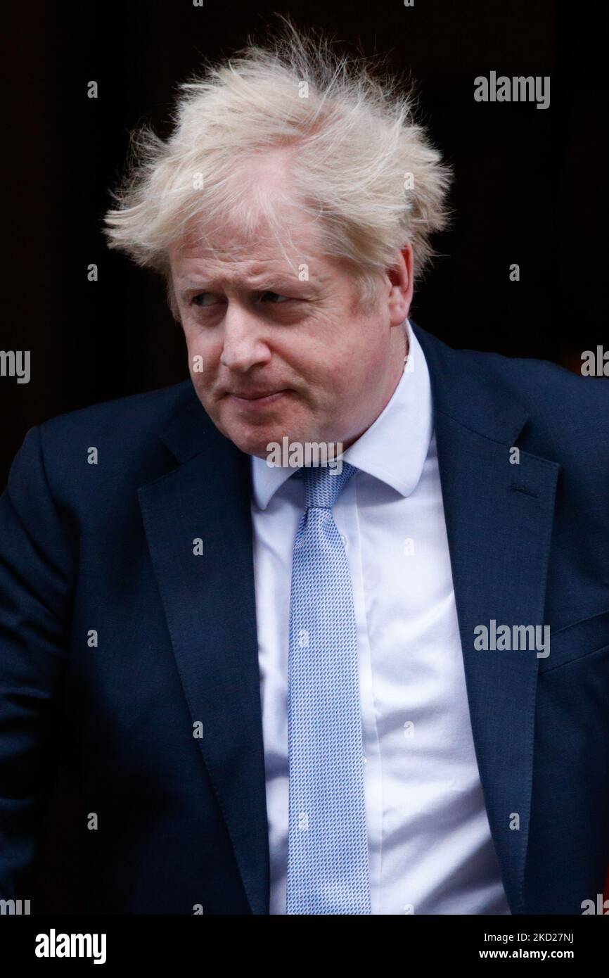 Il primo ministro britannico Boris Johnson lascia 10 Downing Street per la sua apparizione settimanale del primo ministro (PMQ) alla Camera dei Comuni a Londra, in Inghilterra, il 9 febbraio 2022. (Foto di David Cliff/NurPhoto) Foto Stock