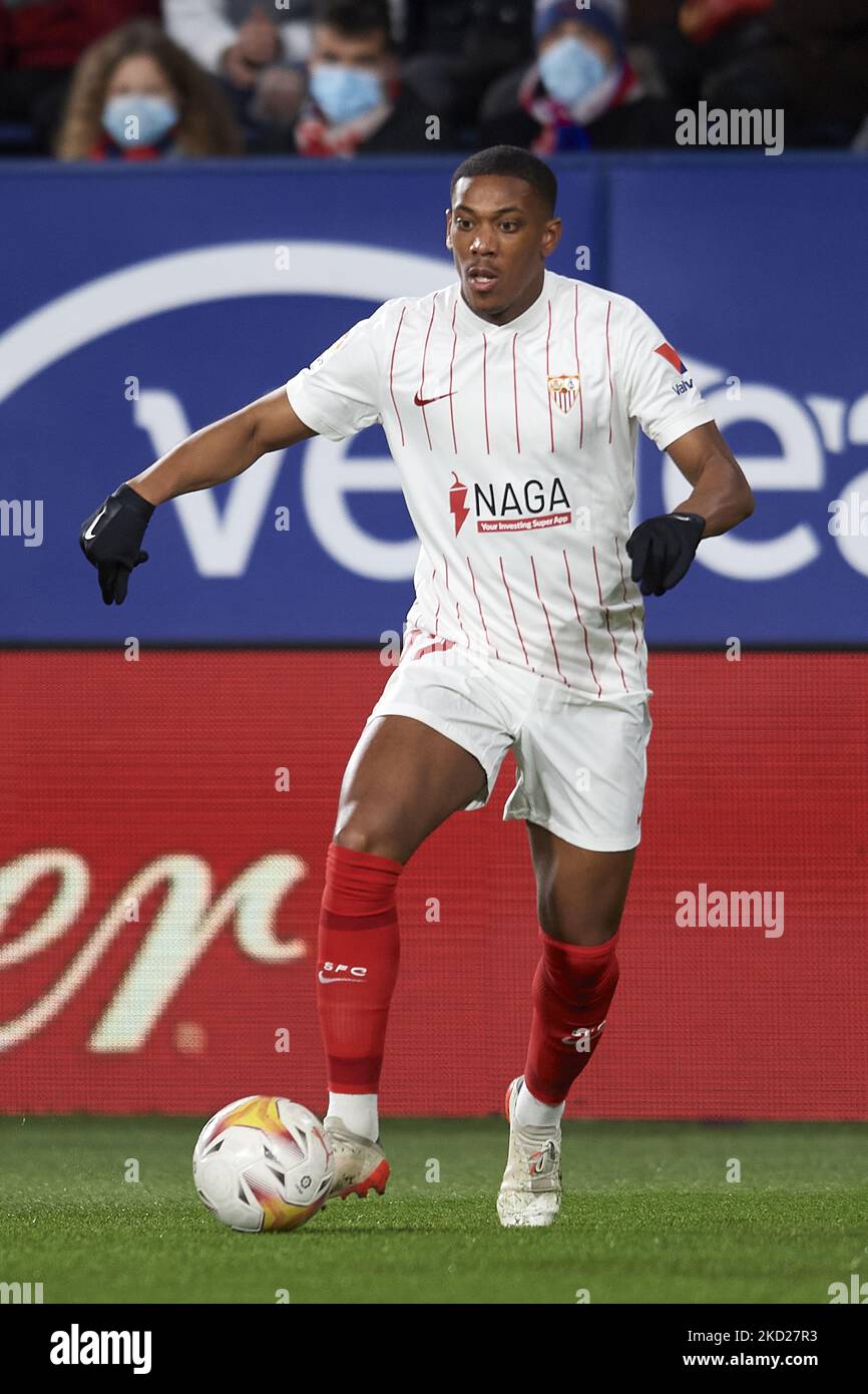 Anthony Martial di Siviglia corre con la palla durante la partita la Liga Santander tra CA Osasuna e Sevilla FC a Estadio El Sadar il 5 febbraio 2022 a Pamplona, Spagna. (Foto di Jose Breton/Pics Action/NurPhoto) Foto Stock