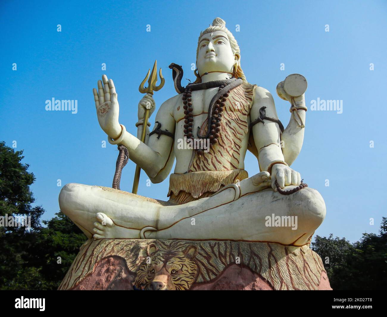 Un incredibile scatto di seduta signore Shiva statua bianca in una giornata di sole in un parco a Dwaraka, Gujarat, India Foto Stock