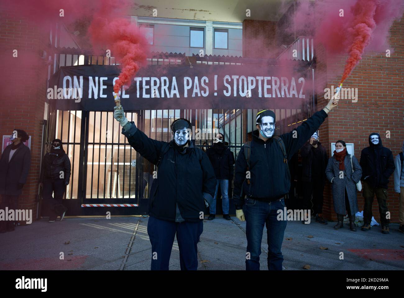 Gli attivisti detengono fumi davanti alle porte chiuse del Consiglio Regionale dell'Occitania. Il banner recita: 'Non ci chiuderemo! Fermata Terra 2'. Diverse decine di attivisti di XR, ANV-COP21, ATTAC, Gioventù per il clima si sono riuniti di fronte al Consiglio Regionale dell'Occitania per protestare contro la costruzione di un gigantesco magazzino chiamato Terra2 vicino a Tolosa. Sono contrari a questo magazzino gigante progettato per Amazon o Alibaba in quanto coprirà diversi campi agricoli. Il Terra2 shoud wharehouse essere 533 m di lunghezza, 125m di larghezza e 14m di altezza, sarebbe nella top 10 dei più grandi magazzini di Fran Foto Stock