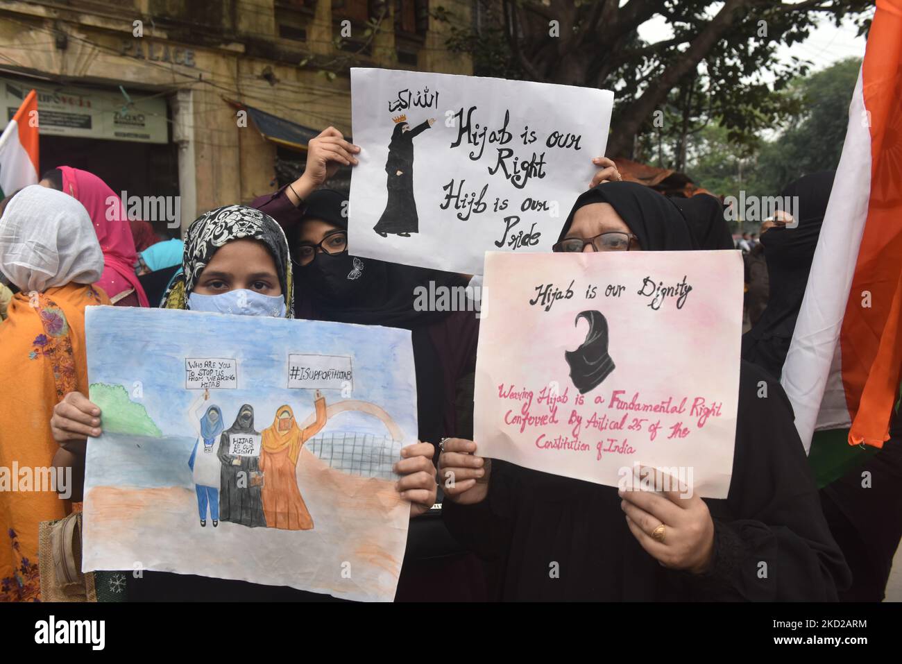 I membri della comunità musulmana hanno organizzato una protesta a Kolkata per il recente numero scoppiato sull'hijab a Karnataka, in India, Kolkata, il 10 febbraio 2022. (Foto di Sukhomoy Sen/NurPhoto) Foto Stock