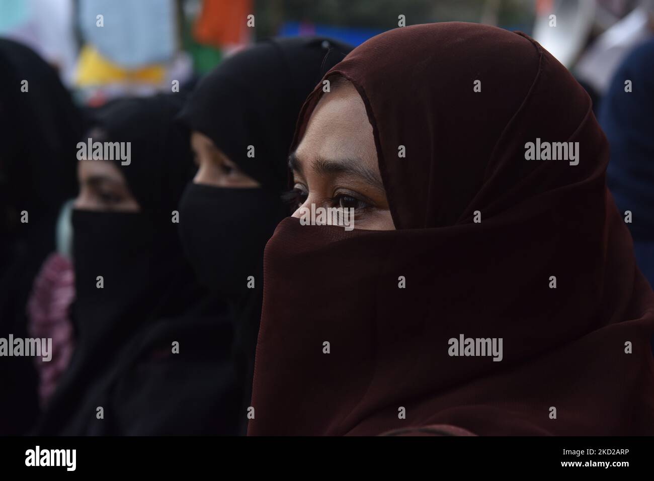 I membri della comunità musulmana hanno organizzato una protesta a Kolkata per il recente numero scoppiato sull'hijab a Karnataka, in India, Kolkata, il 10 febbraio 2022. (Foto di Sukhomoy Sen/NurPhoto) Foto Stock