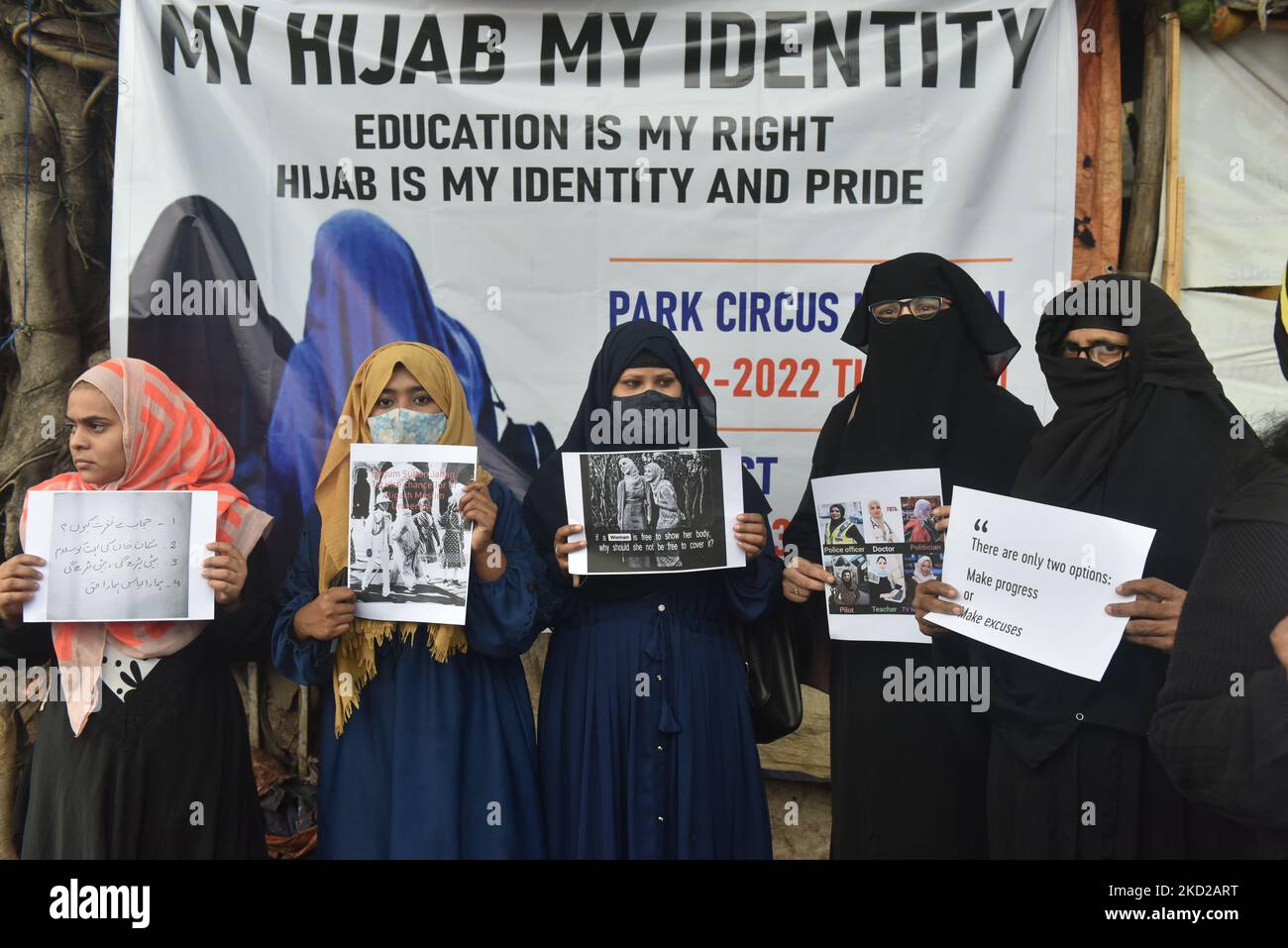 I membri della comunità musulmana hanno organizzato una protesta a Kolkata per il recente numero scoppiato sull'hijab a Karnataka, in India, Kolkata, il 10 febbraio 2022. (Foto di Sukhomoy Sen/NurPhoto) Foto Stock