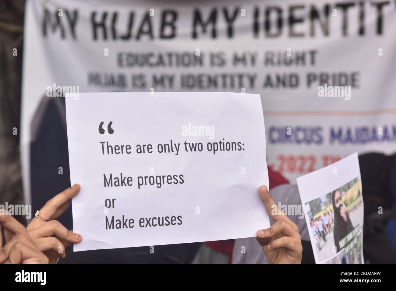 I membri della comunità musulmana hanno organizzato una protesta a Kolkata per il recente numero scoppiato sull'hijab a Karnataka, in India, Kolkata, il 10 febbraio 2022. (Foto di Sukhomoy Sen/NurPhoto) Foto Stock