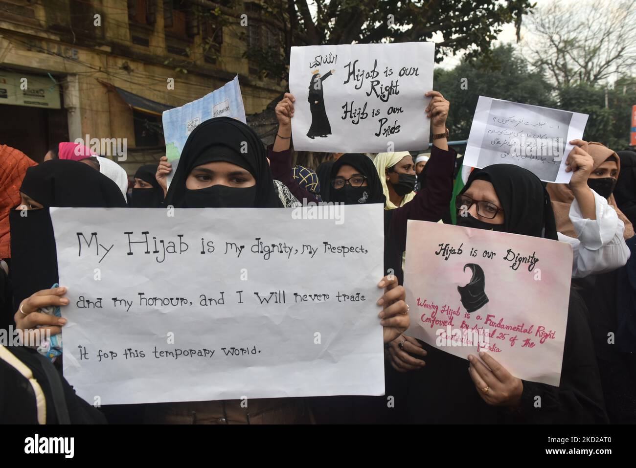 I membri della comunità musulmana hanno organizzato una protesta a Kolkata per il recente numero scoppiato sull'hijab a Karnataka, in India, Kolkata, il 10 febbraio 2022. (Foto di Sukhomoy Sen/NurPhoto) Foto Stock