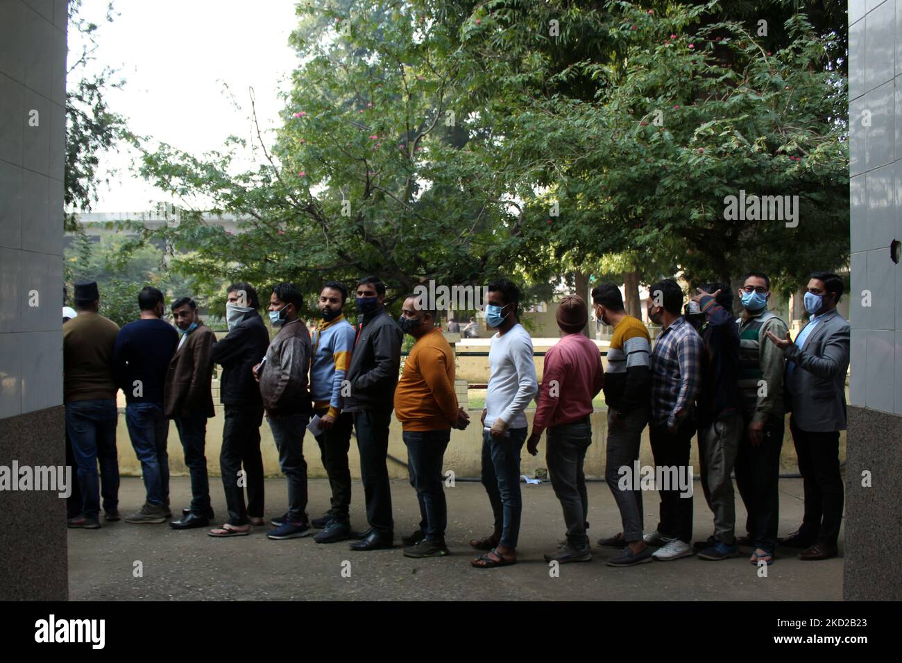 Le persone si allineano per esprimere il loro voto in un seggio durante la prima fase delle elezioni dell'assemblea di stato nella città di Dadri, nello stato settentrionale dell'Uttttar Pradesh, in India, il 10 febbraio 2022. (Foto di Mayank Makhija/NurPhoto) Foto Stock