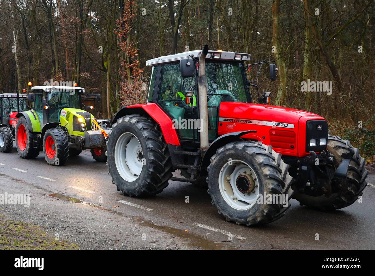 Trattori di agricoltori sono visti durante una protesta organizzata dal gruppo AGROUnia a Niepolomice, vicino Cracovia, Polonia il 9 febbraio 2022. Gli agricoltori stavano bloccando le strade in luoghi di tutto il paese per protestare contro la mancanza di sostegno del governo per l'industria agricola polacca. (Foto di Beata Zawrzel/NurPhoto) Foto Stock