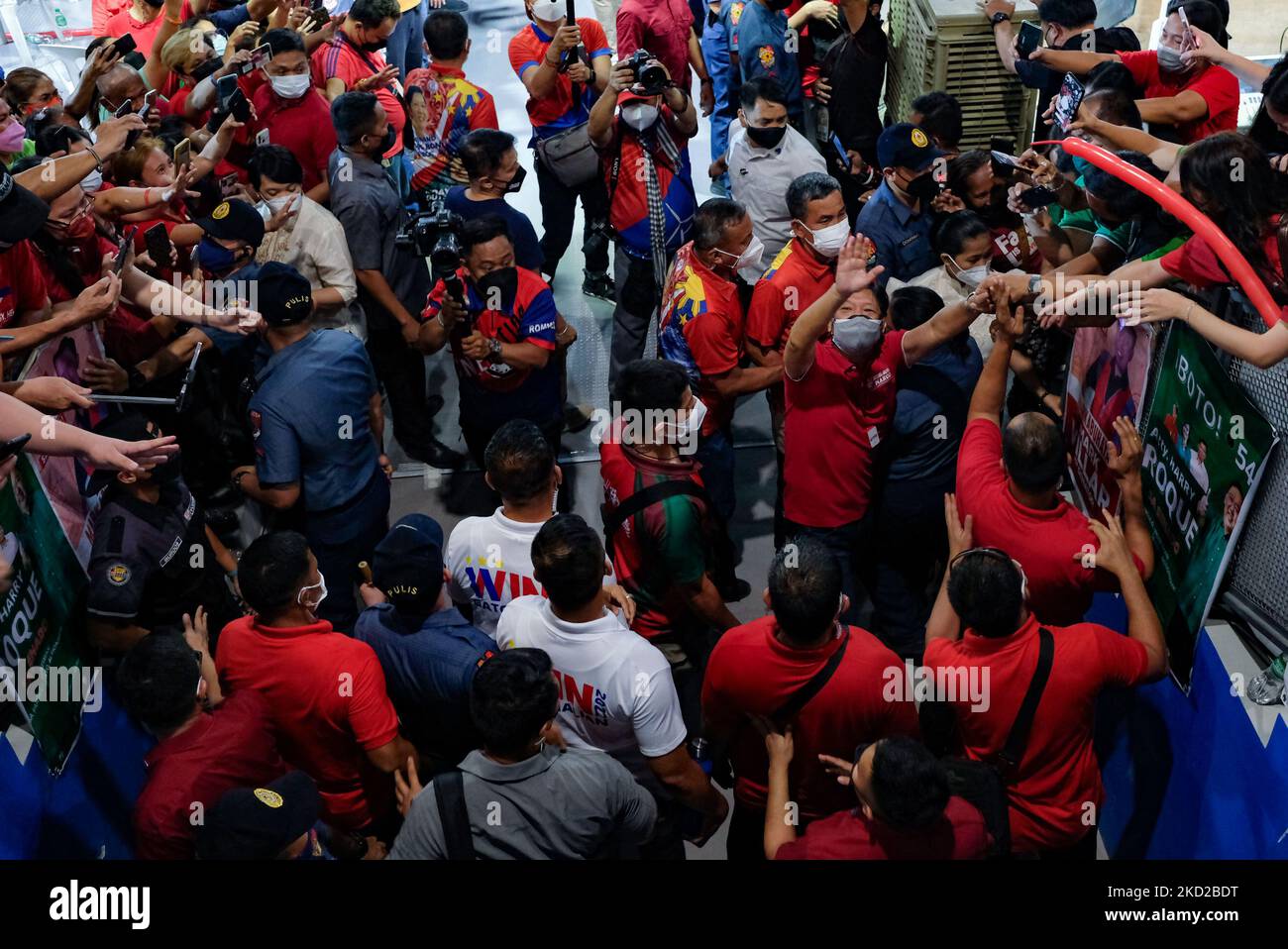 L’ex senatore Ferdinand “Bongbong” Marcos Jr. Si fa un’onda ai suoi sostenitori durante una campagna elettorale per la sua candidatura presidenziale all’interno di un’arena sportiva a Valenzuela City, Metro Manila, Filippine, il 11 febbraio 2022. Il figlio e l'omonimo del defunto dittatore filippino Ferdinand Marcos, Marcos Jr. Attualmente conduce le indagini insieme alla figlia del presidente Rodrigo Duterte, il sindaco di Davao Sara Duterte come suo compagno di corsa per il posto vice-presidenziale. (Foto di George Calvelo/NurPhoto) Foto Stock