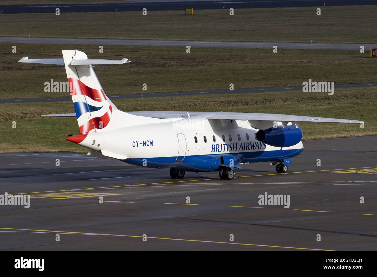 British Airways Dornier do-328JET-300 come visto in EIN aeroporto di Eindhoven durante la fase di tassazione, decollo e volo in partenza per Arvidsjaur AJR in Svezia. Il Dornier 328 Jet Edition con registrazione aereo passeggeri OY-NCW è un aereo di linea per pendolari basato sul Dornier 328 a turboelica. SUN-AIR della Scandinavia A/S,[1] di solito abbreviato in SUN-AIR, è una compagnia aerea regionale danese con sede a Billund, con la sua base principale all'aeroporto di Billund. Gestisce i servizi di linea come una serie di British Airways utilizzando il loro nome e il design aziendale come British Airways - gestito da SUN-A. Foto Stock