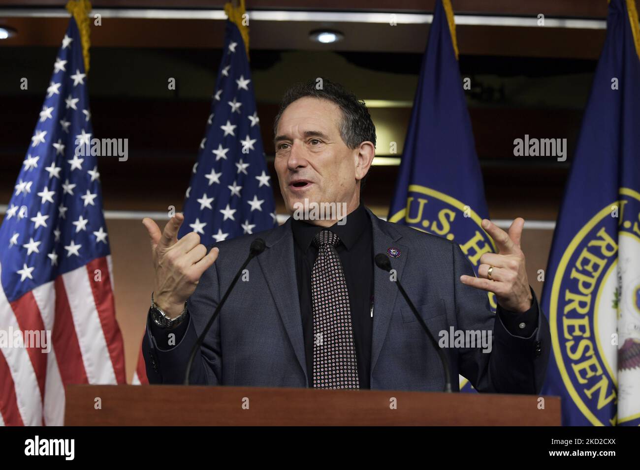 Andy Levin(D-MI), membro del Congresso, parla del riconoscimento del diritto dei lavoratori congressuali di organizzarsi durante una conferenza stampa che si terrà oggi il 09 febbraio 2022 a HVC/Capitol Hill a Washington DC, USA. (Foto di Lenin Nolly/NurPhoto) Foto Stock