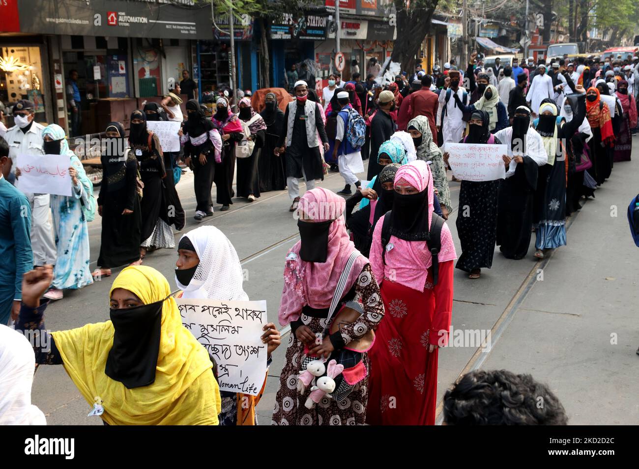 Migliaia di studenti di scuole, college e università, uomini e donne di varie sezioni della società sono scesi nelle strade della città per protestare contro la fila per la controversia 'hijab' a Karnataka. Kolkata , India , il 11 febbraio 2022. (Foto di Debarchan Chatterjee/NurPhoto) Foto Stock