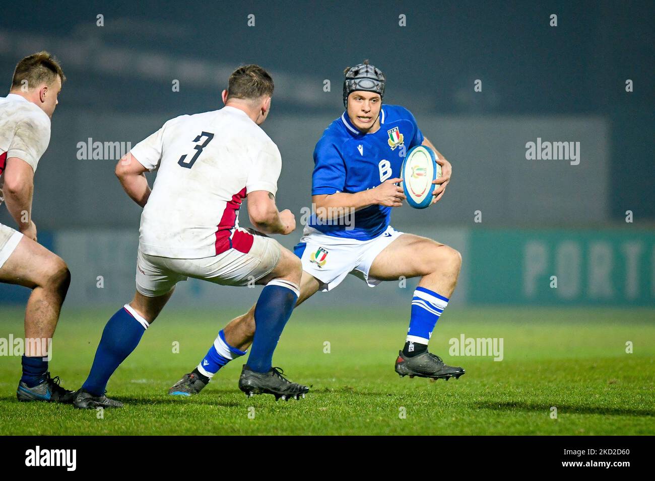 Lazzarin Filippo (Italia) ostacolato da Mikey Summerfield (Inghilterra) durante la partita di rugby sei Nazioni 2022 sei Nazioni Under 20 - Italia vs Inghilterra il 11 febbraio 2022 allo stadio Monigo di Treviso (Photo by Ettore Griffoni/LiveMedia/NurPhoto) Foto Stock