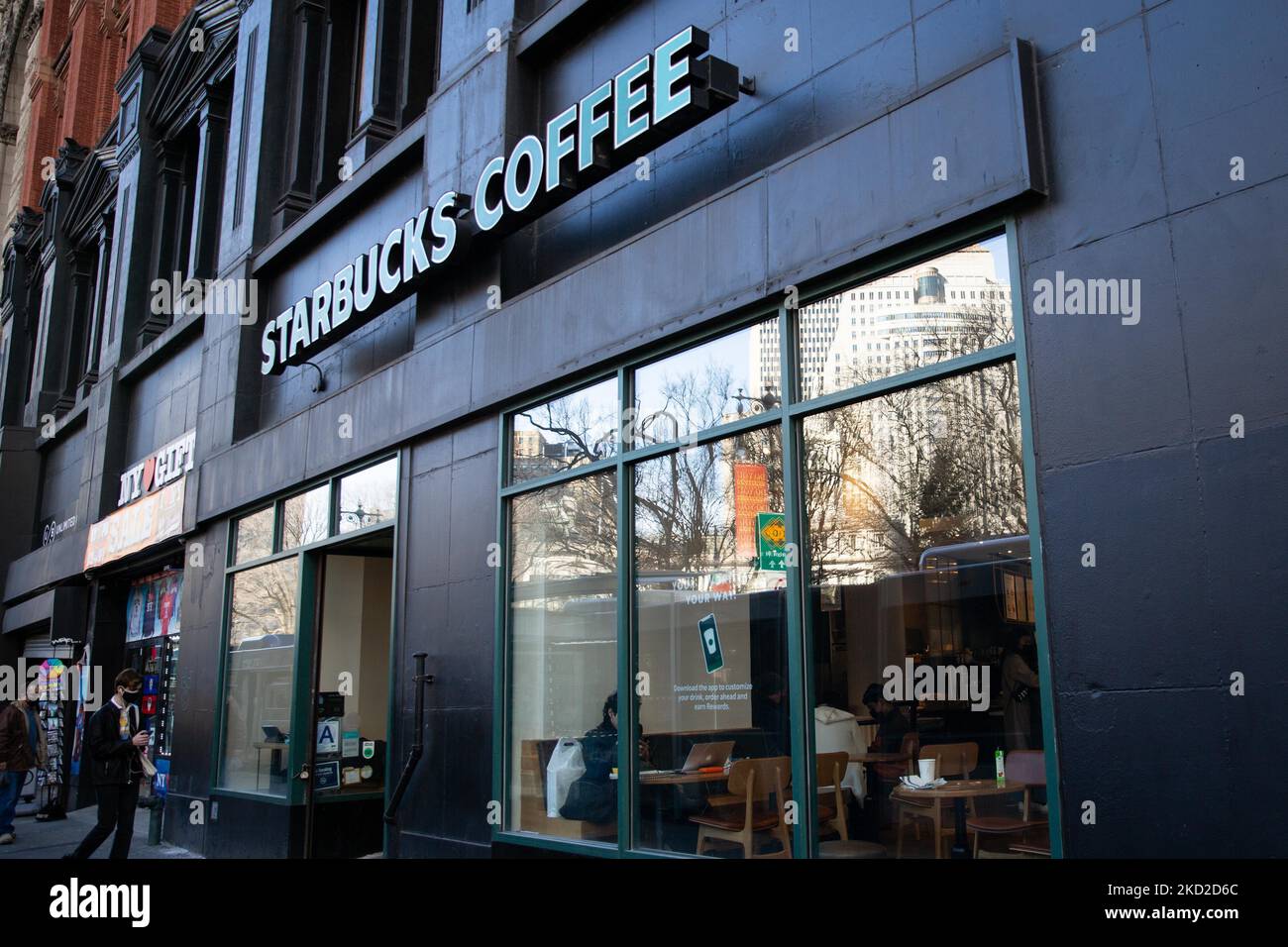 Starbucks al 38 di Park Row, New York, New York. (Foto di Karla Ann Cote/NurPhoto) Foto Stock