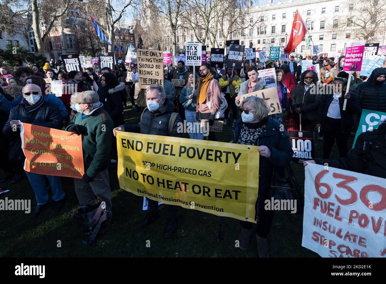 LONDRA, REGNO UNITO - 12 FEBBRAIO 2022: I manifestanti protestano in Parliament Square contro l'aumento dei costi energetici delle famiglie, l'aumento dei prezzi trainato dall'inflazione e l'aumento del contributo delle assicurazioni sociali in mezzo a salari stagnanti che chiedono al governo di agire per affrontare il costo della crisi vivente il 12 febbraio 2022 a Londra, Inghilterra. Da aprile, le famiglie di tutto il Regno Unito dovranno affrontare una stretta significativa sui loro bilanci, in quanto il tetto massimo dei prezzi dell'energia aumenterà del 54% a causa della crisi globale del carburante e dell'energia e il contributo nazionale dell'Insurace aumenterà del 1,25%, combinato con alti tassi di informazione Foto Stock