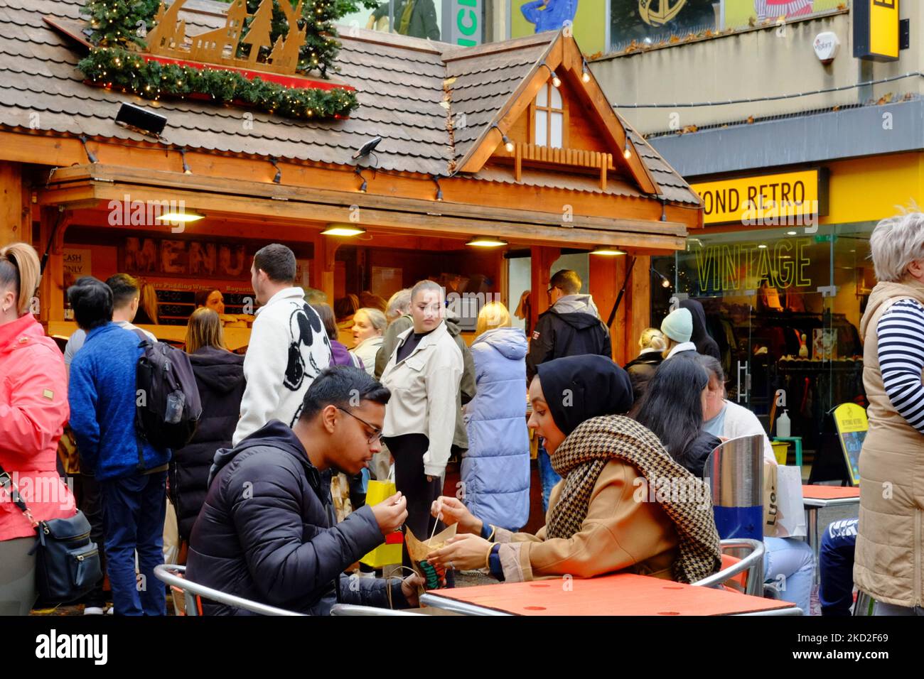 Broadmead, Bristol, Regno Unito. 5th Nov 2022. Questo anno il mercatino di Natale di Bristol ha portato la folla nel quartiere dello shopping di Broadmead in questo affollato sabato pomeriggio. Credit: JMF News/Alamy Live News Foto Stock