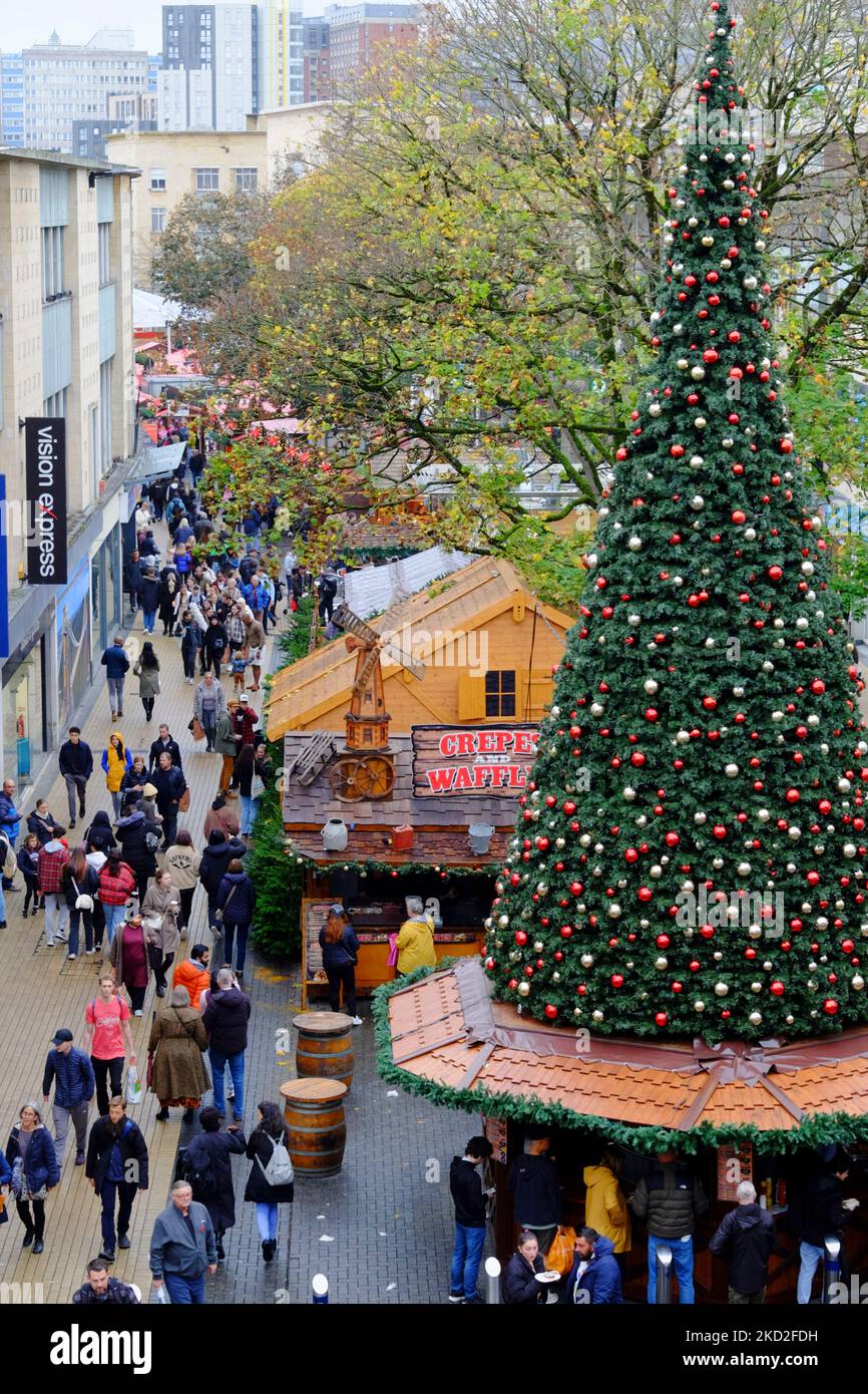 Broadmead, Bristol, Regno Unito. 5th Nov 2022. Questo anno il mercatino di Natale di Bristol ha portato la folla nel quartiere dello shopping di Broadmead in questo affollato sabato pomeriggio. Credit: JMF News/Alamy Live News Foto Stock