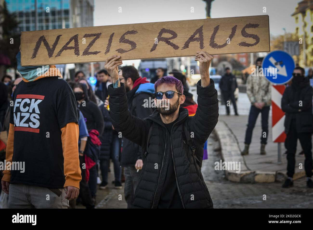 Protesta delle organizzazioni antifasciste e antirazziste prima dell'inizio della parata annuale del fiaccolato in onore del generale pro-nazista Hristo Lukov a Sofia, Bulgaria, il 12 febbraio 2022 (Foto di Georgi Paleykov/NurPhoto) Foto Stock