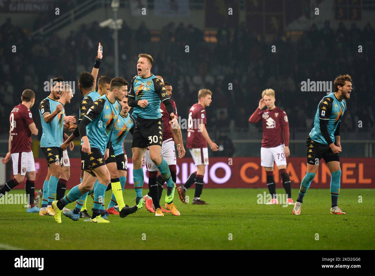 Michael Svoboda di Venezia festeggia con i suoi compagni di squadra dopo che l'arbitro ha annullato la porta di Torino per fuori-gioco durante la Serie A Football Match tra Torino FC e Venezia, allo Stadio Olimpico Grande Torino, il 12 febbraio 2022 a Torino (Foto di Alberto Gandolfo/NurPhoto) Foto Stock