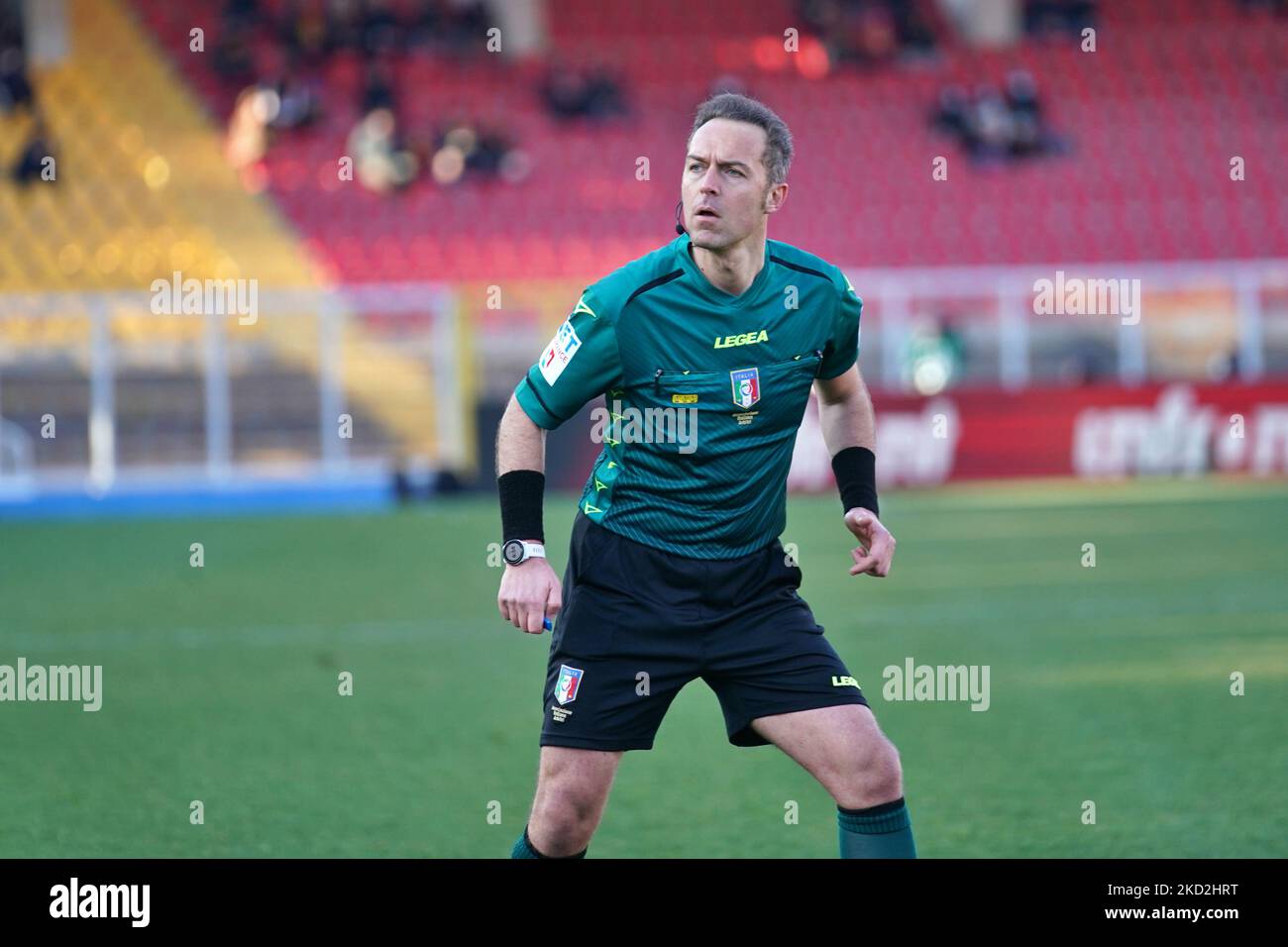 L'arbitro Luca Pairetto A.I.A. di Nichelino (Torino) durante il calcio italiano Serie B Match US Lecce vs Benevento Calcio su febbraio 13, 2022 allo Stadio Via del Mare di Lecce (Photo by Emmanuele Mastrodonato/LiveMedia/NurPhoto) Foto Stock