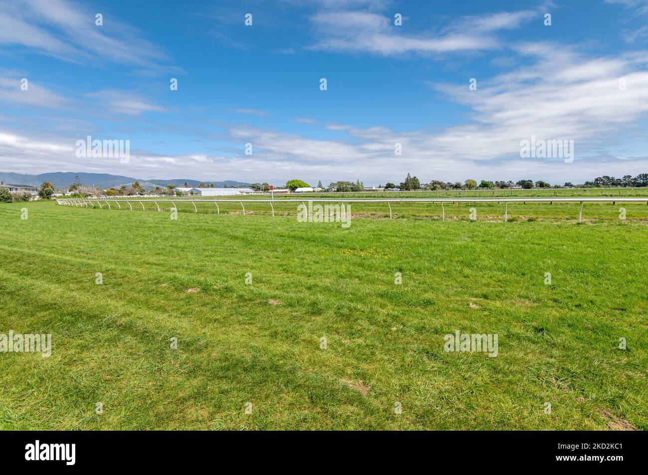 Levin Horse Racing Park, che mostra l'erba verde e la pista. Con cielo blu in una giornata estiva. Foto Stock