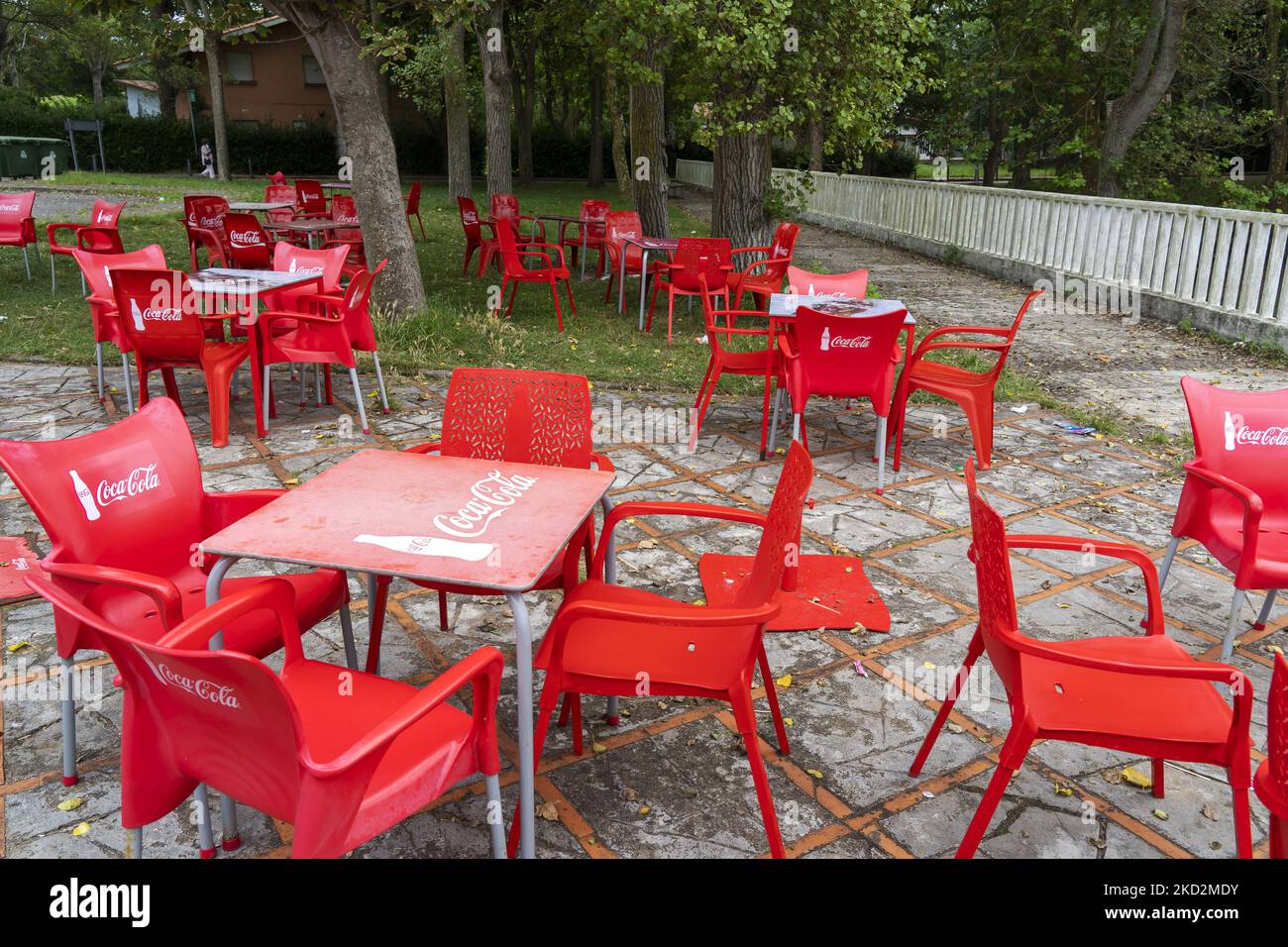 Una terrazza vuota con sedie e tavoli, resiste per i pochi clienti che possono fermarsi a consumare nella città residenziale Perlora è un complesso turistico situato nella città di Perlora (Carreño, Asturie) in funzione dal 1954 e relativamente importante tra i decenni del 1960s e 80s, l'arrivo degli anni '90s ha comportato una diminuzione dell'afflusso di pubblico e un progressivo abbandono degli impianti. Il complesso è attualmente in stato di semi-abbandono, tuttavia, continua ad attrarre una moltitudine di visitatori, atleti e residenti della zona, soprattutto in estate che vengono a godere della sua bea Foto Stock