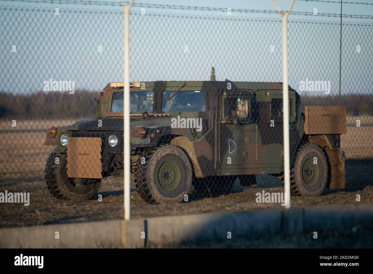 I veicoli militari sono visti alla base militare per le truppe statunitensi che sono state stabilite all'aeroporto di Mielec in Polonia il 13 febbraio 2022 (Foto di Mateusz Wlodarczyk/NurPhoto) Foto Stock