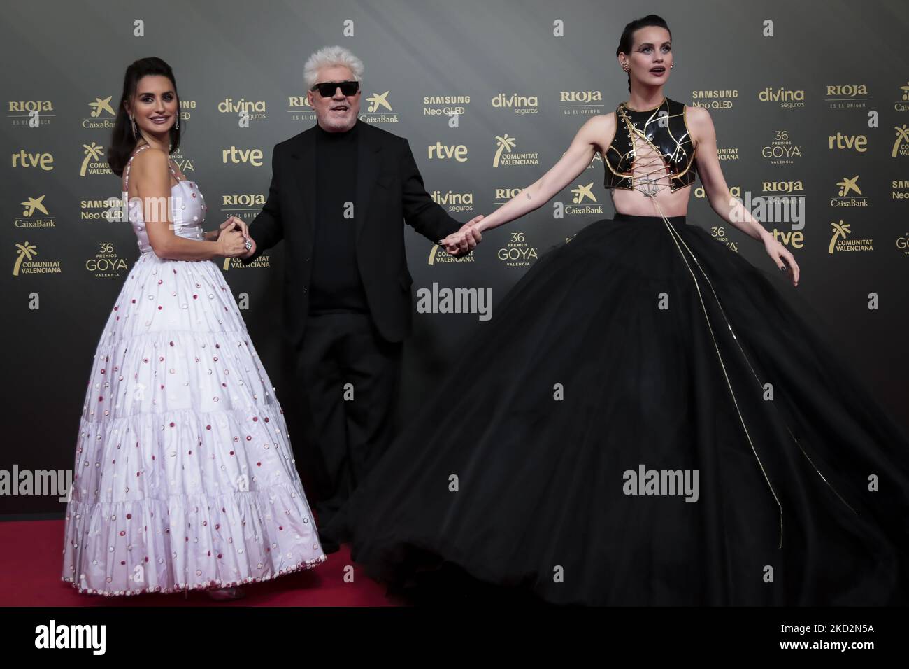 Penelope Cruz, Pedro Almodovar e Milena Smith pongono durante il tappeto rosso un preludio ai Goya Awards 2022 al palazzo Reina Sofia. Il 12 febbraio 2022. (Foto di Jose Miguel Fernandez/NurPhoto) Foto Stock