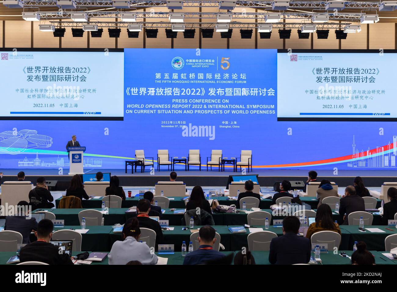 Shanghai, Cina. 5th Nov 2022. I partecipanti partecipano alla conferenza stampa sul rapporto di apertura del mondo 2022 e al Simposio internazionale sulla situazione attuale e le prospettive di apertura del mondo durante il quinto Forum economico internazionale di Hongqiao a Shanghai, Cina orientale, 5 novembre 2022. Credit: Wang Xiang/Xinhua/Alamy Live News Foto Stock