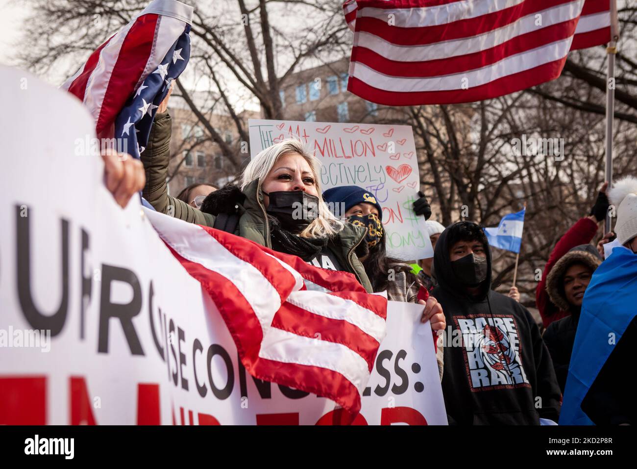 Un manifestante sventola una bandiera americana durante un giorno senza immigrati che si radunano alla Casa Bianca. Il raduno fa parte di una giornata di azione e protesta a livello nazionale durante la quale gli organizzatori hanno chiesto agli immigrati di non andare a scuola e a lavoro o di spendere denaro. Il loro obiettivo è quello di dimostrare quanto gli Stati Uniti dipendano dagli immigrati e di esercitare pressioni sull’amministrazione e sul Congresso di Biden affinché creino un percorso verso la residenza permanente e la cittadinanza per i 11 milioni di lavoratori non documentati negli Stati Uniti. (Foto di Allison Bailey/NurPhoto) Foto Stock