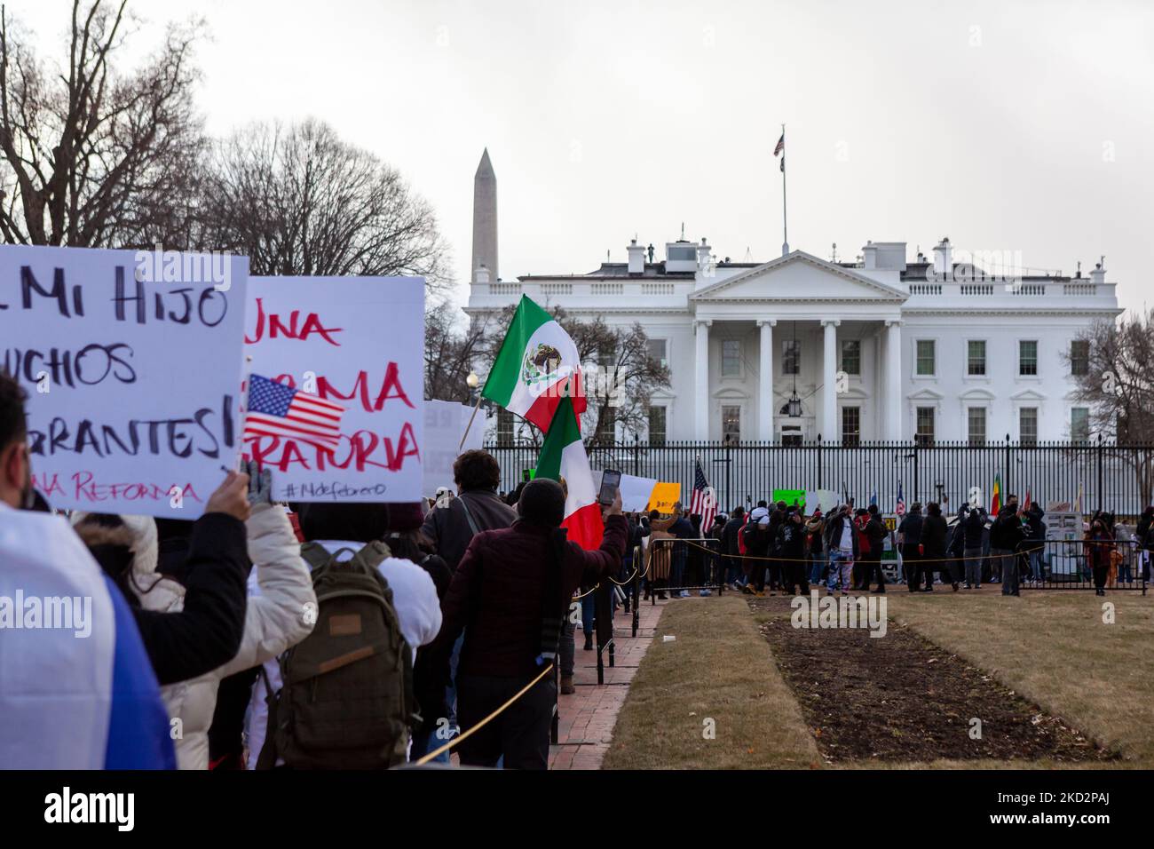 I manifestanti marciano verso la Casa Bianca durante un giorno di raduno senza immigrati. Il raduno fa parte di una giornata di azione e protesta a livello nazionale durante la quale gli organizzatori hanno chiesto agli immigrati di non andare a scuola e a lavoro o di spendere denaro. Il loro obiettivo è quello di dimostrare quanto gli Stati Uniti dipendano dagli immigrati e di esercitare pressioni sull’amministrazione e sul Congresso di Biden affinché creino un percorso verso la residenza permanente e la cittadinanza per i 11 milioni di lavoratori non documentati negli Stati Uniti. (Foto di Allison Bailey/NurPhoto) Foto Stock