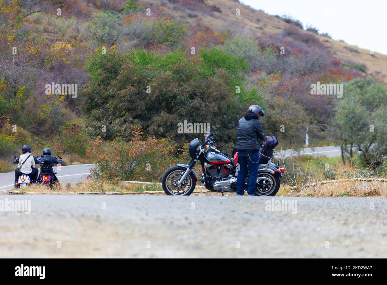 Gareji, Georgia - 22 ottobre: Colonna di ciclisti in marcia su strada. Viaggi Foto Stock