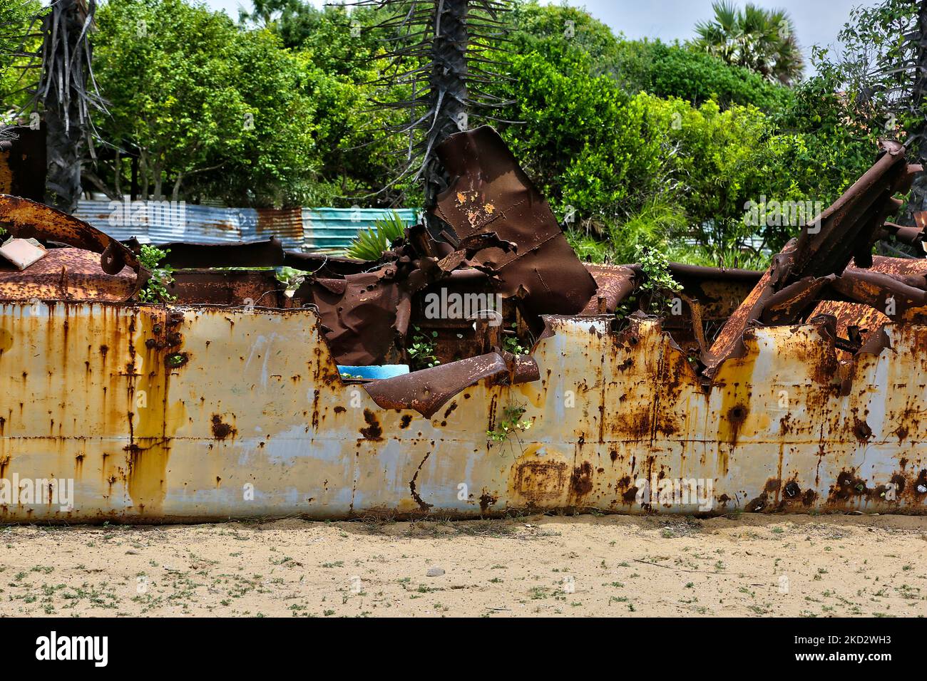 Resti di una barca usata da LTTE (Liberation Tigers of Tamil Eelam) che è stato distrutto durante la battaglia di Mullaitivu che ha avuto luogo a Mullaitivu, Sri Lanka. La Battaglia di Mullaitivu nel 1996 e di nuovo nel 2009, così come il massacro di Mullivaikkal, sono stati alcuni dei combattimenti più feroci e più costosi della guerra civile di 26 anni tra l'esercito dello Sri Lanka e le LTTE. La Battaglia di Mullaitivu nel 2009 fu l'ultima battaglia della guerra. (Foto di Creative Touch Imaging Ltd./NurPhoto) Foto Stock