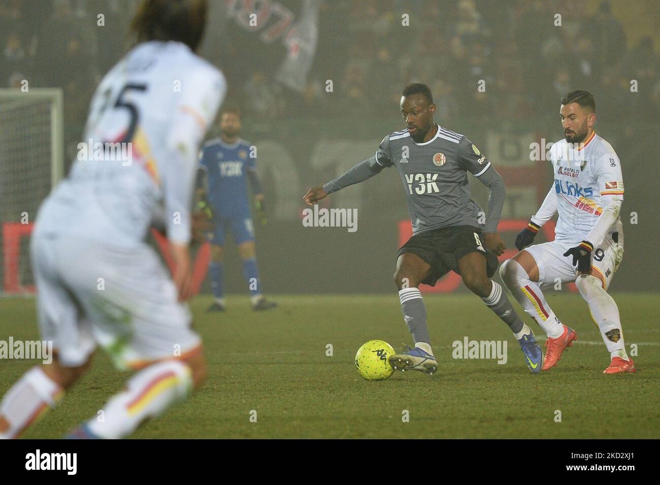 Abou Ba di US Alessandria Calcio durante la Serie B Football Match tra US Alessandria Calcio e Parma Calcio, allo Stadio Moccagatta, il 16 febbraio 2022 ad Alessandria (Foto di Alberto Gandolfo/NurPhoto) Foto Stock