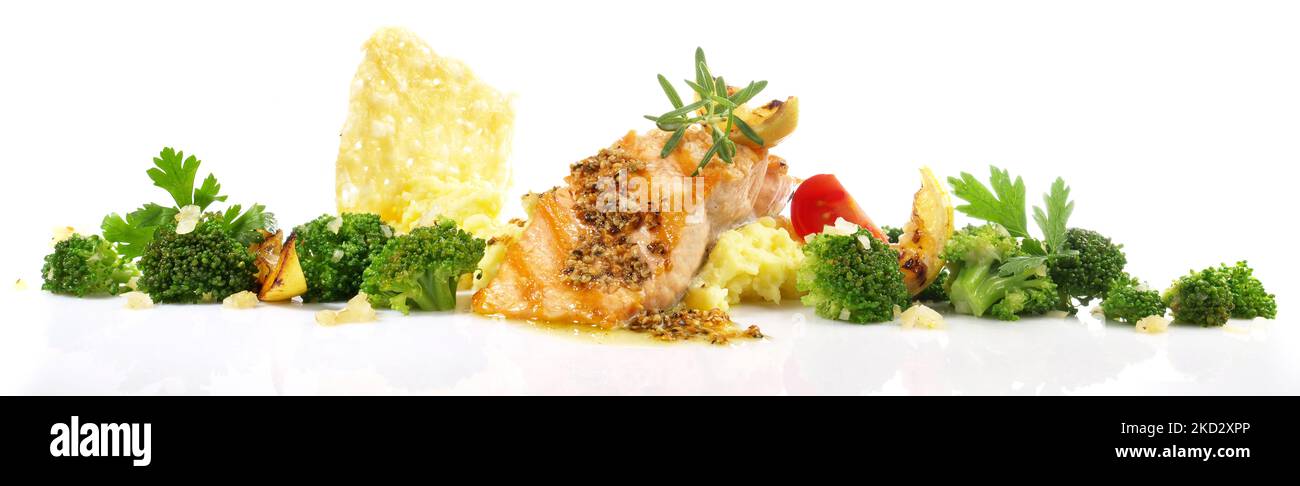 Bistecca di salmone alla griglia con broccoli, purè di patate e Cracker di formaggio - Panorama isolato su sfondo bianco Foto Stock