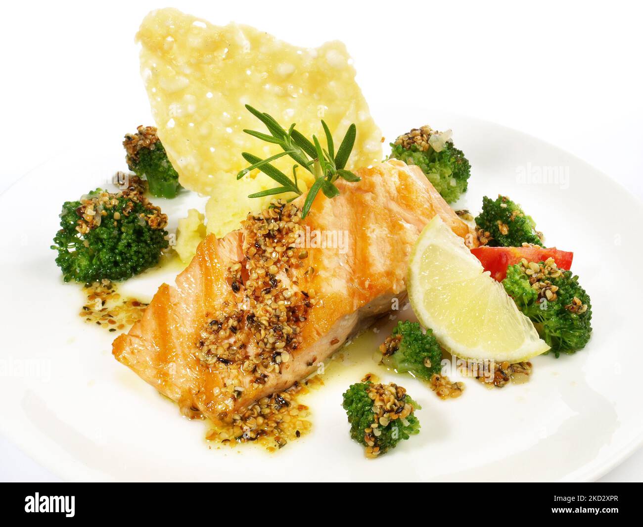 Bistecca di salmone alla griglia con broccoli, purè di patate Cracker di formaggio isolato su sfondo bianco Foto Stock