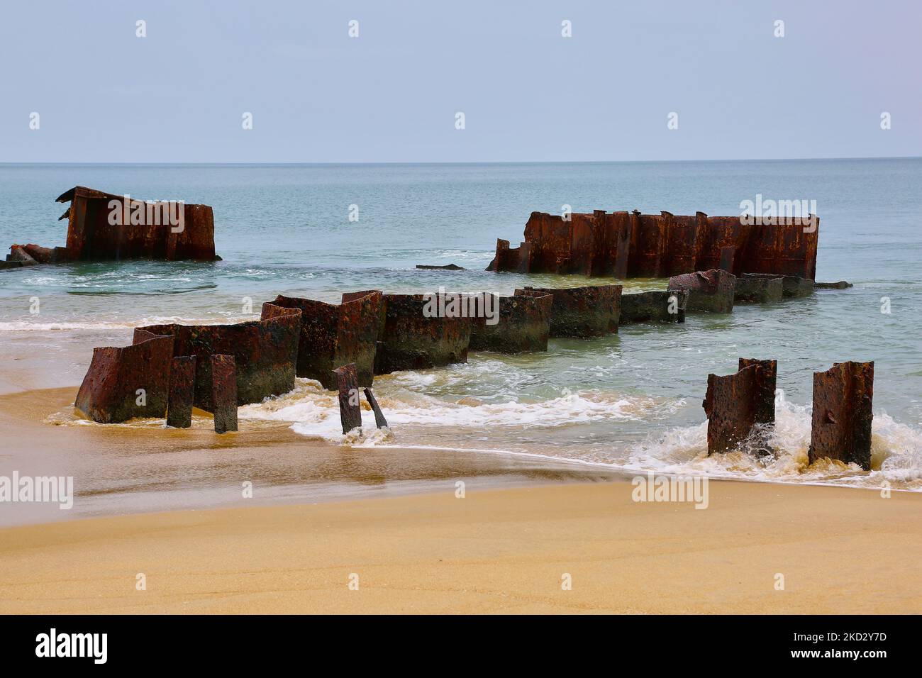 Resti di metallo arrugginito della nave Farah 3 presso l'oceano lungo la spiaggia di Mullaitivu, Sri Lanka. Questa è una delle tante cicatrici della guerra civile durata 26 anni tra l'esercito dello Sri Lanka e le LTTE (Liberation Tigers of Tamil Eelam). La nave Farah 3 era una nave mercantile di proprietà giordana. Mentre era sulla sua strada dalla costa di Andhra Pradesh in India al Sud Africa, ha sviluppato problemi motori, e ha dovuto ancorare al largo della costa di Mullaitivu. Le Tigri del mare di LTTE dirottarono la nave e presero il suo prigioniero dell'equipaggio nel dicembre 2006 e trascinarono la nave più vicino alla costa dove si arenò alla p Foto Stock