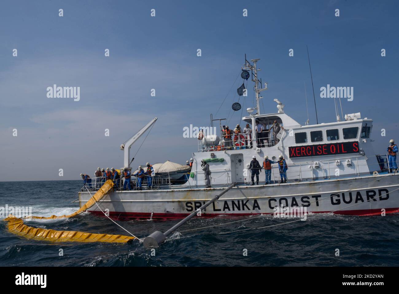 Il rapporto tra Giappone - Sri Lanka Coast Guard, Japan International Corporation Agency (JICA), e Mobile Corporation Team (MCT) forniscono assistenza tecnica e di conoscenza per l'esercizio di dimostrazione preliminare di fuoriuscita di petrolio a Colombo, Sri Lanka. 17 febbraio 2022 (Foto di Akila Jayawardana/NurPhoto) Foto Stock