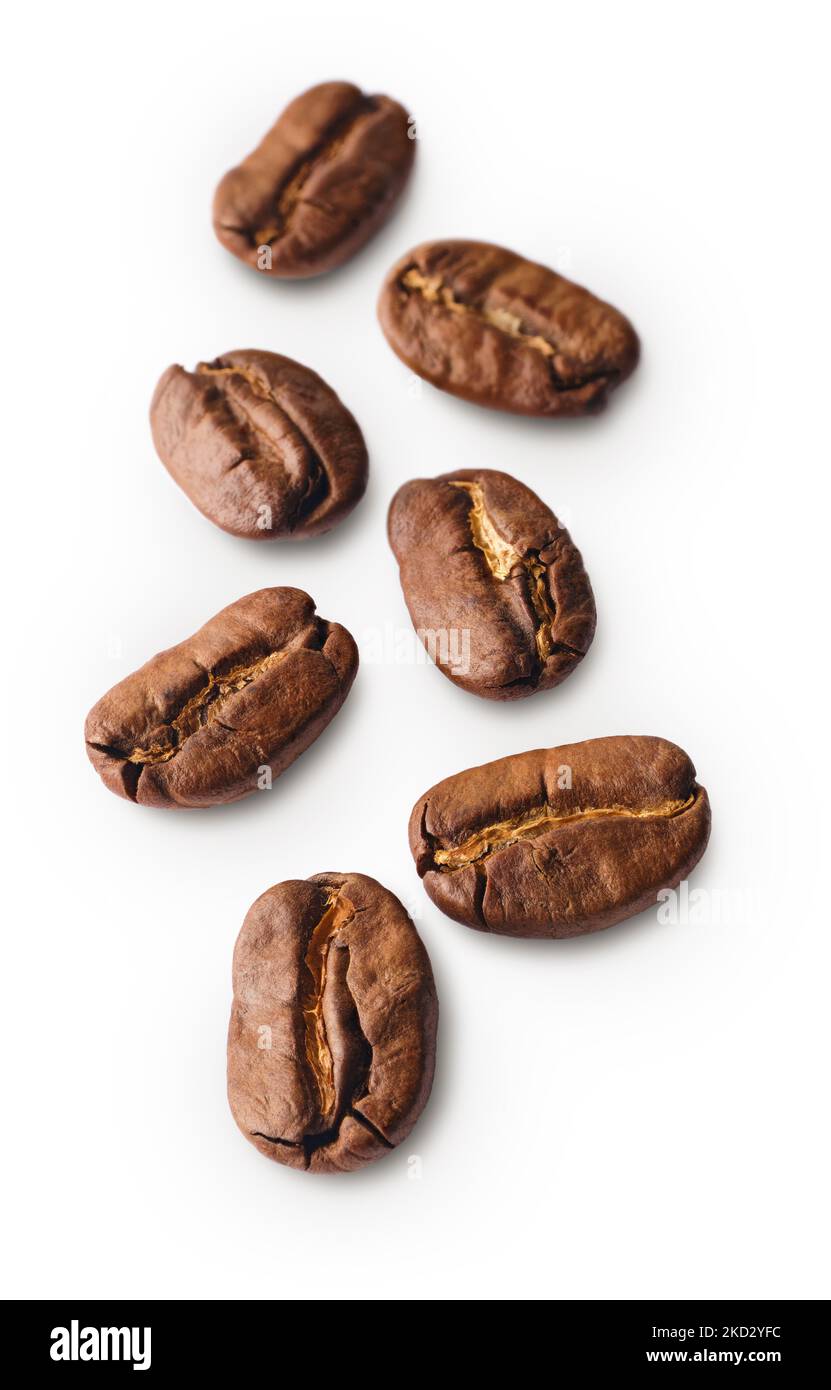 Gruppo di chicchi di caffè arabica tostati, isolati su sfondo bianco Foto Stock