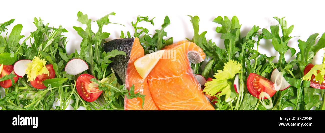 Filetto di salmone crudo con insalata di rucola fresca - Panorama Foto Stock