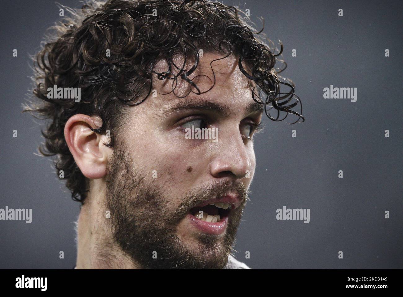 Il centrocampista della Juventus Manuel Locatelli (27) guarda durante la partita di calcio di Serie A, Juventus contro Torino FC - Serie A, il 18 febbraio 2022 allo Stadio Allianz di Torino. (Foto di Matteo Bottanelli/NurPhoto) Foto Stock