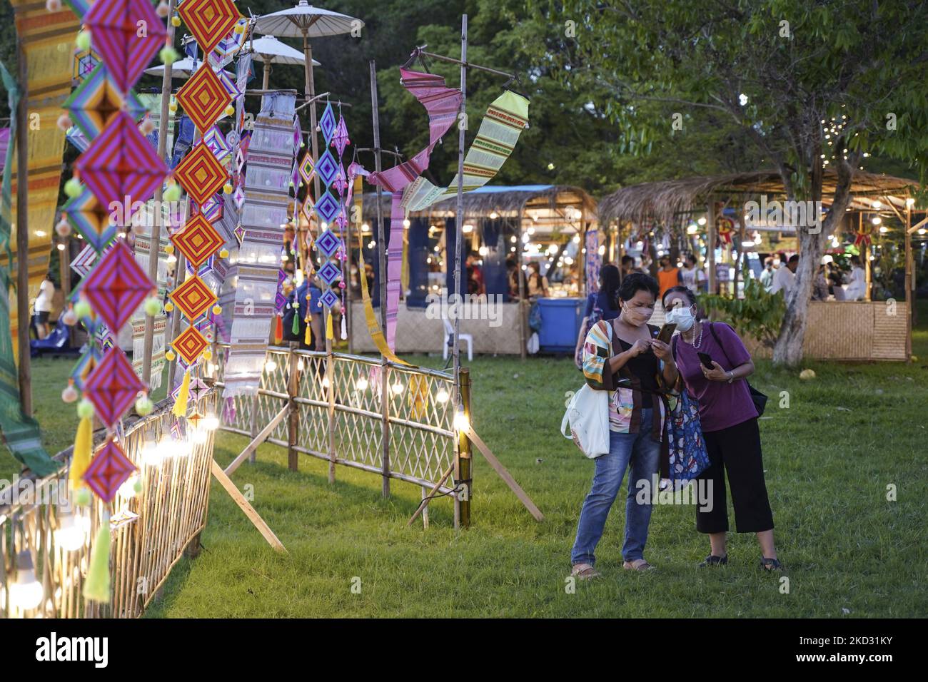 I visitatori scattano foto durante il Festival del turismo in Thailandia 2022, la campagna del governo tailandese New Normal, approccio COVID-free, e di introdurre formalmente la campagna internazionale di marketing del turismo " Visit Thailand Year 2022 " Amazing New Chapters", a Bangkok, Thailandia, 19 febbraio 2022. (Foto di Anusak Laowilas/NurPhoto) Foto Stock