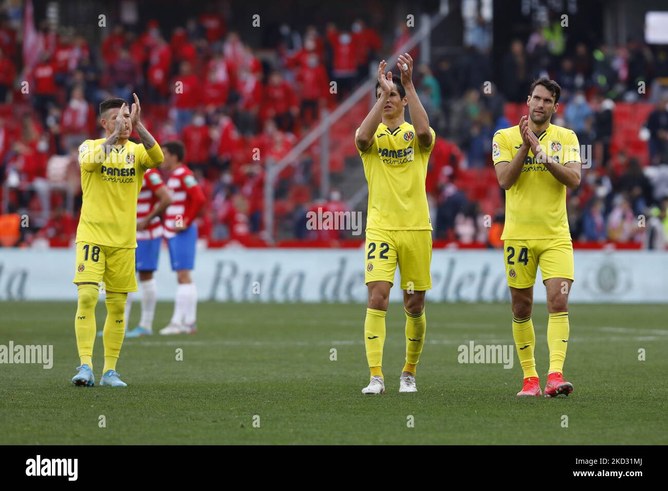 I giocatori di Villarreal CF celebrano la vittoria durante la partita la Liga tra Granada CF e Villarreal CF allo stadio Nuevo Los Carmenes il 19 febbraio 2022 a Granada, Spagna. (Foto di Álex Cámara/NurPhoto) Foto Stock