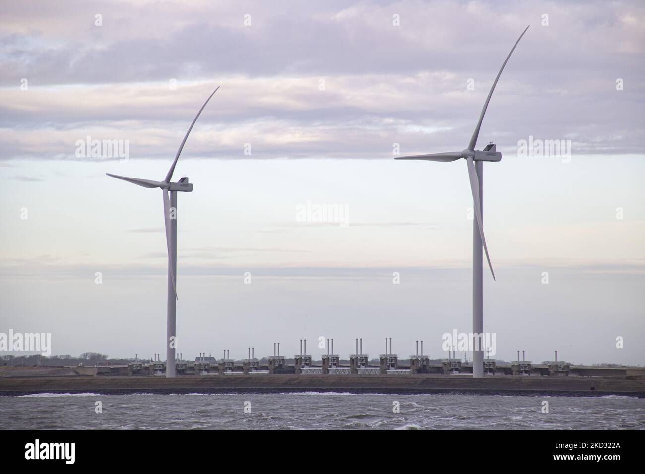 Storm Eunice ha colpito i Paesi Bassi dopo la tempesta Dudley con una velocità di raffica di vento superiore a 120km km/h, causando danni a edifici, automobili e uccidendo persone a causa della caduta di alberi. Il governo ha emesso un avvertimento rosso e 112 notifiche di emergenza allarme sui telefoni prima che la tempesta ha colpito la costa olandese. La barriera di Oosterscheldekering - Eastern Scheldt Storm Surge tra le isole Schouwen-Duiveland e Noord-Beveland, è la più grande delle opere del Delta, una serie di dighe e barriere di tempesta, progettate per proteggere i Paesi Bassi dalle inondazioni dal Mare del Nord. L'area ha anche molte turbine eoliche, Foto Stock
