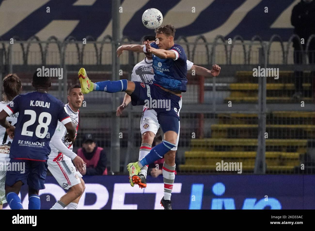 de luca manuel (n. 09 perugia calco) durante la partita di calcio italiana Serie B AC Perugia vs US Cremonese il 19 febbraio 2022 allo Stadio Renato Curi di Perugia (Photo by Loris Cerquiglini/LiveMedia/NurPhoto) Foto Stock