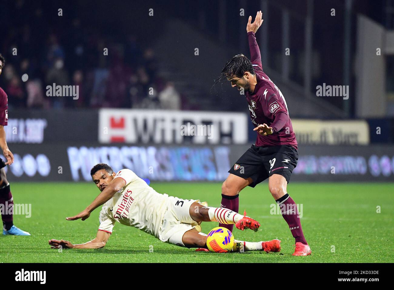 Il forward Junior Messias di Milano e il difensore di Salernitana Luca Ranieri in azione durante la Serie Italiana di calcio Una partita US Salernitana vs AC Milan il 19 febbraio 2022 allo stadio Arechi di Salerno (Photo by Carmelo Imbesi/LiveMedia/NurPhoto) Foto Stock