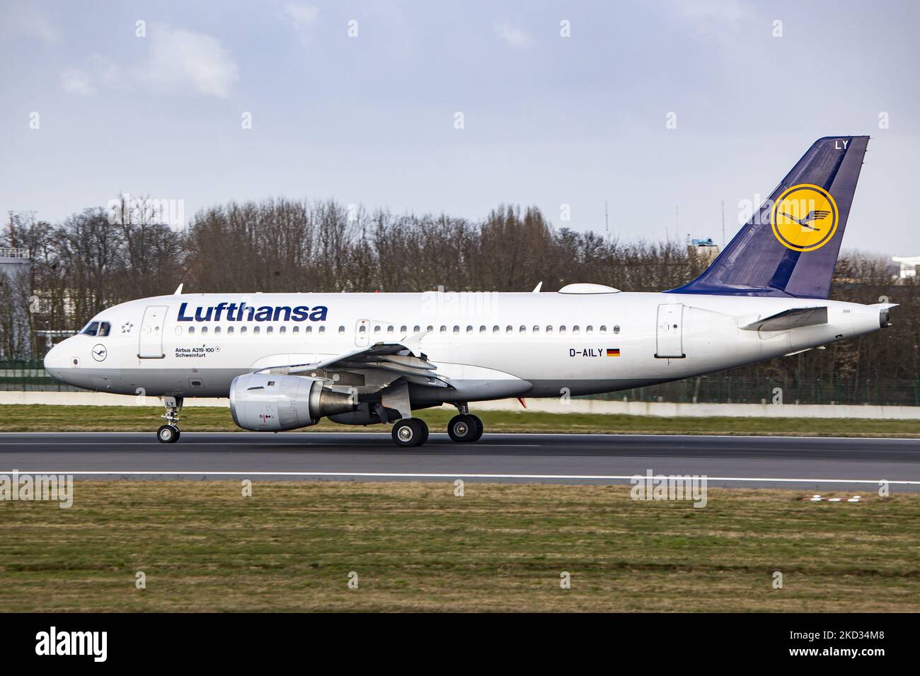 Lufthansa Airbus A319 come visto volare e atterrare a Bruxelles Zaventem International Airport BRU nella capitale belga. L'Airbus A319-100 a corpo stretto ha la registrazione D-AILY e il nome Schweinfurt mentre è alimentato da 2x motori a reazione CFMI. La compagnia di bandiera tedesca Lufthansa LH è la seconda compagnia aerea europea e membro del gruppo Star Alliance Aviation Group. Il settore dell'aviazione e il traffico di passeggeri stanno gradualmente affondando un periodo difficile con la pandemia del coronavirus del Covid-19 che ha un impatto negativo sull'industria dei viaggi, temendo il deterioramento della situazione a causa della "n" Foto Stock