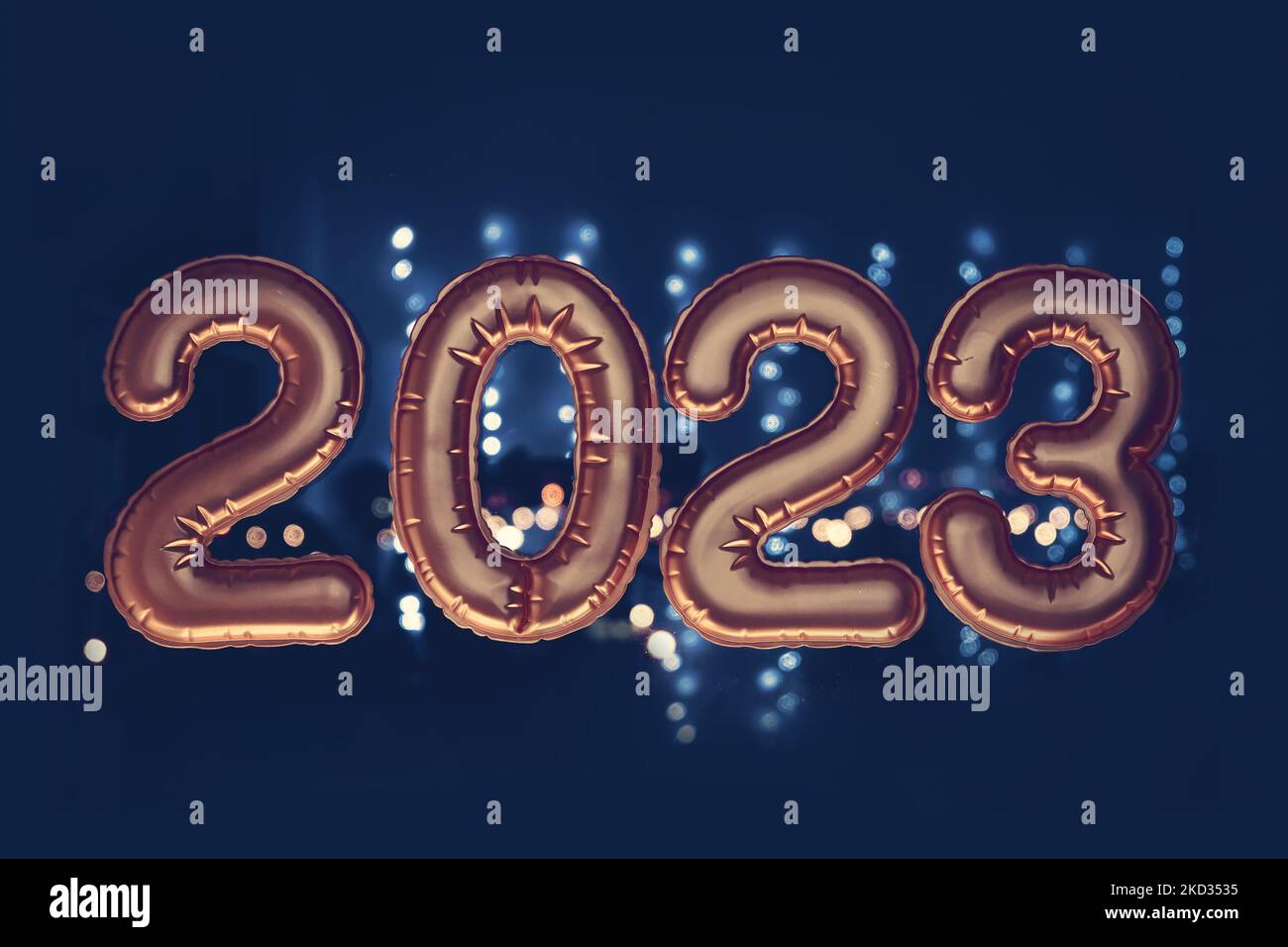 Oro, bronzo palloncini gonfiabili in foglio numeri 2023 sulla finestra sullo sfondo della città notte, in luce al neon. Capodanno 2023, natale. Natale e Capodanno 2023. Foto Stock